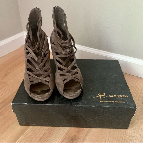 B. MAKOWSKY Bfamie Suede Strappy Wedge Sandals Zip Up Taupe with Box Size 10 - Picture 6 of 13
